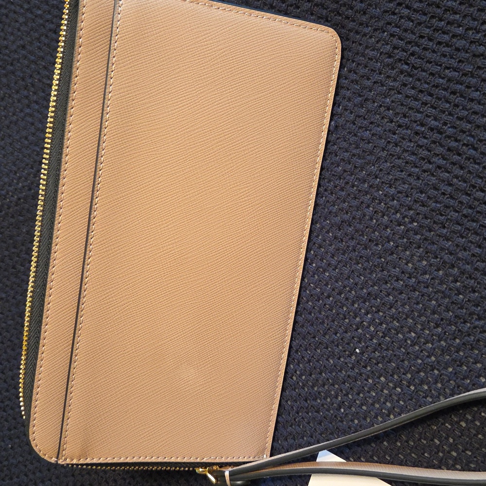 Kate Spade NWT Cream & Tan Wristlet w/Black Logo - Picture 5 of 8